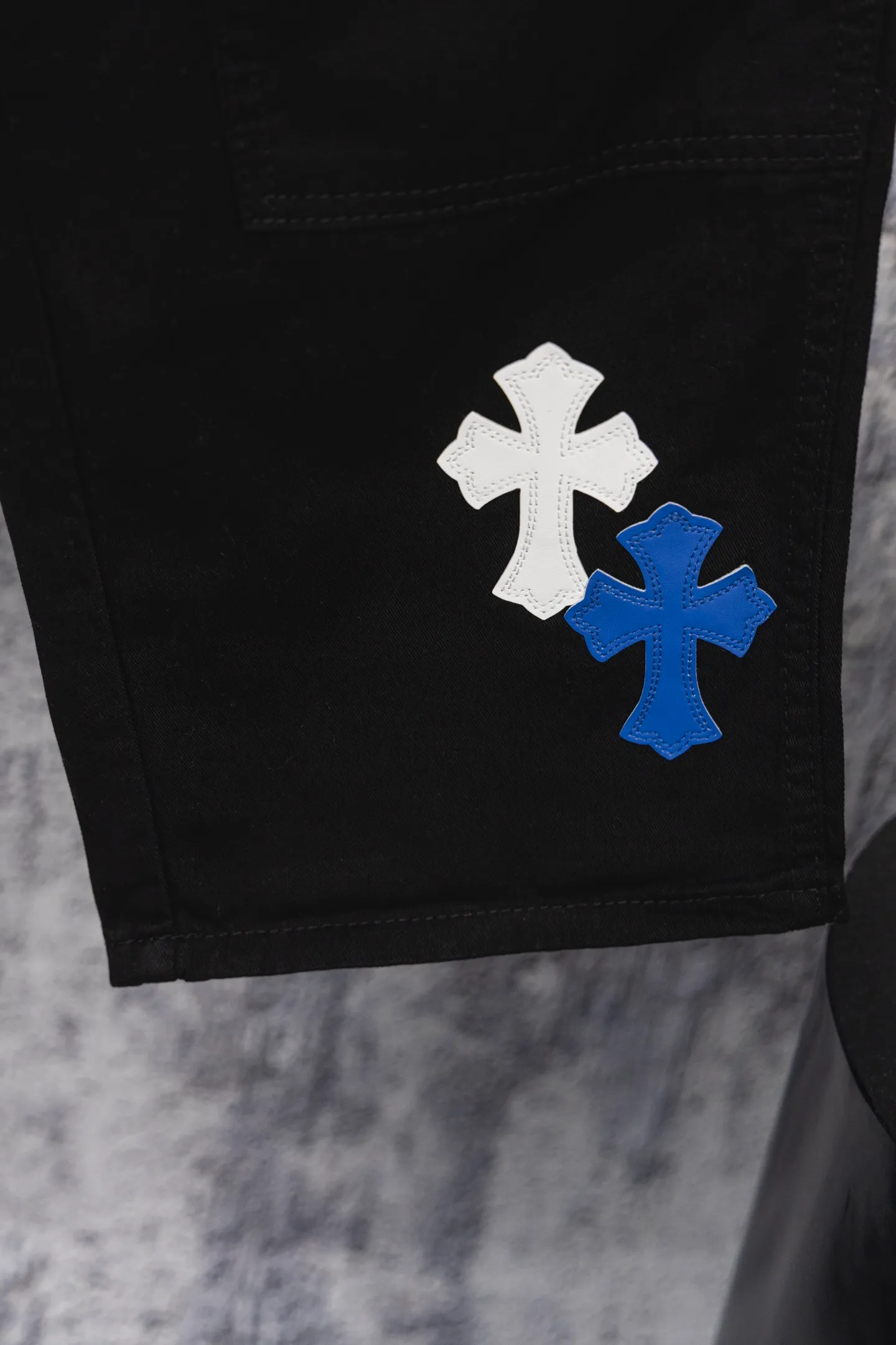 P260 CH Chromehearts blue and white cross stitched leather black workwear jeans and logging pants. The cabinet price is 34W, with patchwork cross pattern embellishment and washed jeans! ! An absolutely high-end luxury product, a 1.9W-level god-level single product, a super popular product, made by top heavy industry, a magic weapon that cannot be missed! [About Zangyin] This is an extremely luxurious fashion brand that can also be called the aristocracy of the high street. It has always been an exclusive brand for some hipsters or rich second generations. Compared with ordinary high streets, it is more luxurious and noble. Compared with luxury brands, it is more fashionable and individual. It has always been a brand that I have a special liking for. [Top heavy industry fashion design] Consistently high-street luxury style. Speaking of this style, the Zangyin family and GU family are definitely the leading representative brands. Especially the Zangyin family has really achieved a state-of-the-art effect in creating high-street style. The unique washed material is used to create this style. The color system is already quite eye-catching. After it is decorated with patchwork cross flowers, it cleverly highlights the charm of the brand. Secondly, this style uses classic The high-waist cutting design highlights the long legs and fashionable temperament of the upper body. The brand is highly recognizable and the slim fit configuration is more suitable for daily wear. It is a product that interprets personality, fashion, and specifications at a glance. This single product is enough to make any fan excited. It can be a white T-shirt for a youthful college style, or a tight suspender for a royal style. It has strong matching ability and can be easily controlled by men.  [Materials and craftsmanship] Needless to say, this point goes without saying. As an excellent craftsman brand, Zangyin’s requirements for details and craftsmanship are really perfect. The washed color of this model has gone through so many processes, not to mention the embellishment of denim appliques. It is also purely hand-made and sewn. Just like what they believe in, only hand-made things have soul and have the meaning of wear. A top-notch heavy-duty fashionable denim item, I look forward to your perfect interpretation! !  Color: Black Size: 28-36